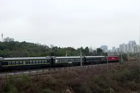 哈尔滨西开往海口Z111次列车即将到达赣州站，全程运行4275公里视频封面