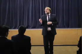 年轻人，别让任何人打乱你的人生节奏，如果你很迷茫，看看这演讲