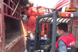 长沙一大货车倒车发生碰撞，车头变形司机被困，消防破拆成功救援视频封面