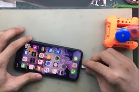 苹果手机插数据线提示还剩0%充不进电，动动这儿正常了，遇到过吗视频封面