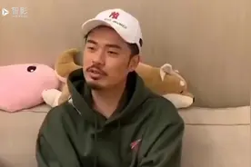 陈赫官宣二胎生女喜讯，晒宝宝白皙小拳头，两条腿肉嘟嘟超可爱