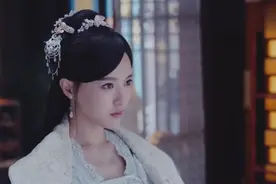 姐姐给妹妹送来体面的衣服，不料她竟一身白衣面圣，把众人看呆！视频封面