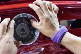 国外老奶奶一辆50多年的甲壳虫去保养，没想到直接翻新了！视频封面