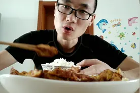 在家也能做大厨，媳妇手工制作实蛋，金黄色有弹性，下饭的好配菜视频封面