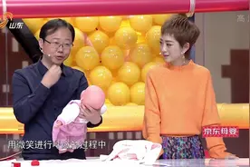 如何教宝宝微笑？和宝宝互动对视要经常微笑，用玩具吸引注意力