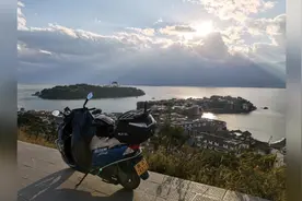 西安摩友踏板来到大理看洱海，心中有疑问，它是湖，为什么叫海？