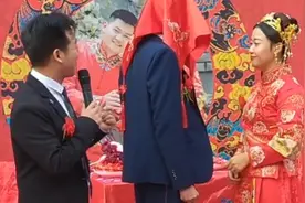 新娘子掀开新郎官的红盖头，她的反应太搞笑了，结局新郎忍不住了视频封面