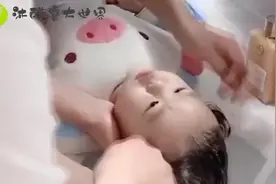 哥哥和爸爸给妹妹洗头，真幸福啊！估计妈妈没有这待遇吧！视频封面