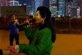 湖南妹子美女艺人小红，香港当街献唱《酒后更想你》人美歌动听！视频封面