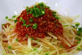 厨师长教你凉拌土豆丝的家常做法，爽口入味，一学就会