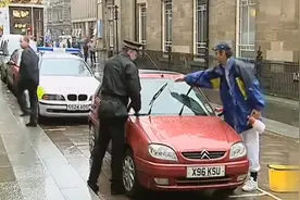 国外爆笑街头恶搞：强行刷车的工人示范刮刀用法，司机被气笑了视频封面