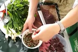 泰国女士的生猪肝刺身，据说口感软糯滑视频封面
