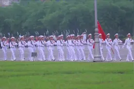 越南国家仪仗队一直模仿中国解放军升旗仪式，但这效果让人很尴尬视频封面