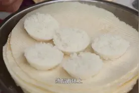 熟梨膏是天津老少皆宜的小吃，用大米磨成粉渣，糯软鲜香百食不厌