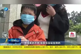 男孩捡到手铐贪玩，竟把自己拷住取不下来，连忙找消防求助视频封面