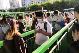 北京国贸814公交总站下午5：30，人已经排起了长队几辆车也装不完视频封面