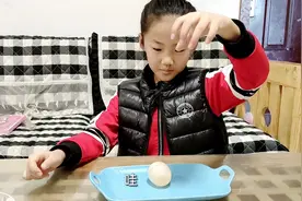 网上说鸡蛋放进醋里24小时，会变成弹力球？这么好玩女儿要实验下视频封面