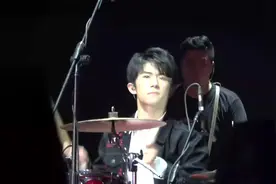 TFBOYS四周年现场，易烊千玺B-Box、贝斯、打鼓、舞蹈合集！视频封面