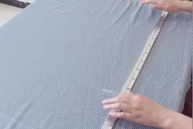 家有不用的床单吗？剪一刀缝一圈皱褶，时尚大气不输大牌