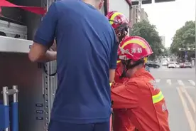 3岁男童脚卡自行车脚踏板处 消防破拆救援图片