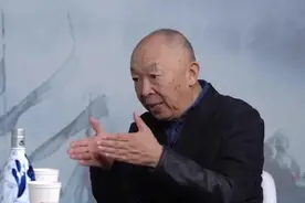 凤凰军机处-宋心之：电影中无人机群灭总统卫队 现实中行吗？视频封面