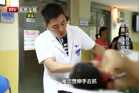 男子的脖子后面扎着一把刀，刀刃几乎完全插入颈部，命悬一线