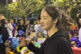 短视频记录这位女孩子打篮球，网友：漂亮又会打球的女孩子有点酷