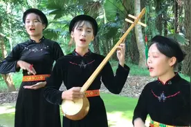 越南宣光省姑娘在公园弹琴唱歌视频封面