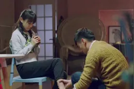 男子给女友脱袜洗脚，结局亮了。视频封面