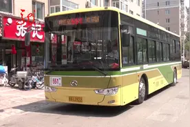 公交车在大桥上紧急停车！司机和乘客冲了出去……图片