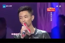 暗恋高中同学的帅气男嘉宾十年后相遇 泪洒全场大胆表白 感动全场视频封面