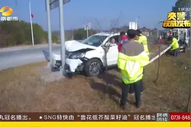 小车进入服务区未减速，撞击铁柱受损严重，一问竟是疲劳驾驶惹祸