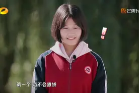 单亲女孩求妈妈向自己撒娇，太懂事了，母女对话让人流泪视频封面