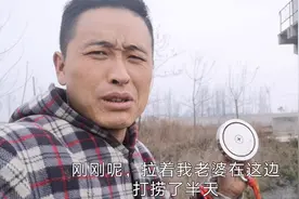 农民野外钓鱼，把刚买的苹果手机掉河里了，买了个强磁来打捞