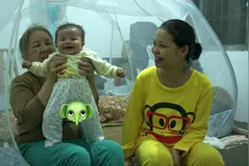 宝宝半夜不肯睡觉，蹦蹦跳跳很兴奋，累得奶奶喊暂停视频封面