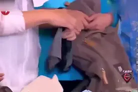 极限挑战：张艺兴对着镜头展示带的衣服，连内裤都展示