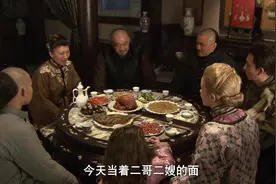 看到失散多年的亲哥回来了，老板娘泪如雨下，兄妹三人终于团聚了