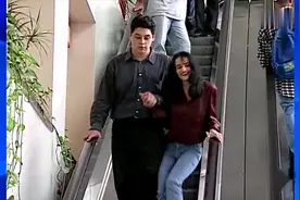 国外爆笑街头恶搞：坏老头横着梯子乘手扶电梯，路人反应太搞笑了视频封面