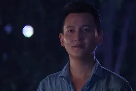 女子公交站躲雨，男子对她一见钟情，为追爱做出此举太暖心视频封面