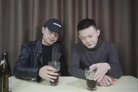 看他们对范佳乐的白啤和黑啤的评价视频封面
