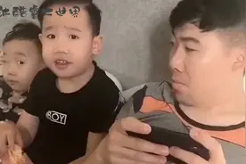 博哥最受不了的就是爸爸妈妈秀恩爱，眼前一幕，这是吃醋了啊！视频封面