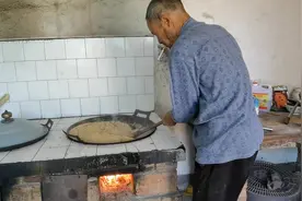 为了防虫害，六成叔还给虫子做饭，足足炒了两大锅麸子，太下本了视频封面