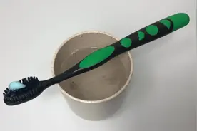牙齿又黄又臭真尴尬，教你一个土方法，几毛钱成本轻松刷走大黄牙视频封面