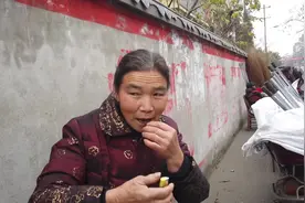 你见过大爷抽叶子烟，绝对没有见过大娘抽，你看大娘抽得好惬意。视频封面