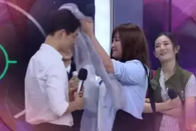 宋仲基与贾玲版宋慧乔亲密互动，宋仲基称赞贾玲的酒窝很漂亮！视频封面