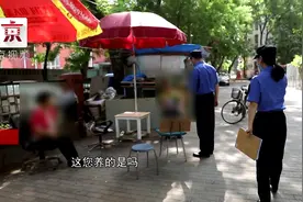 居民院里养一群鸡扰民 街道城管执法队耐心处理视频封面