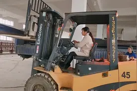 叉车卸一半挂车的铁，500块钱。两小时搞定。厂房卸货太难了。视频封面