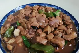 好吃又营养的香菇鸡丁刀削面，做法简单，卤香面劲道，一碗不够吃