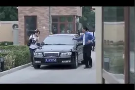 女友上班坐豪车，还跟大叔拥抱，结果男友怒了，谁想大叔身份竟是视频封面