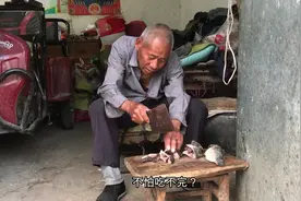 80岁农村单身海爷做晚饭，一个人炖两条鲫鱼吃，他这生活真滋润视频封面